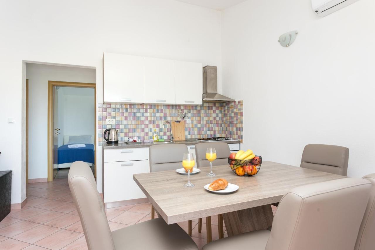 Apartments With A Parking Space Kastel Stafilic, Kastela - 20843 Exterior photo