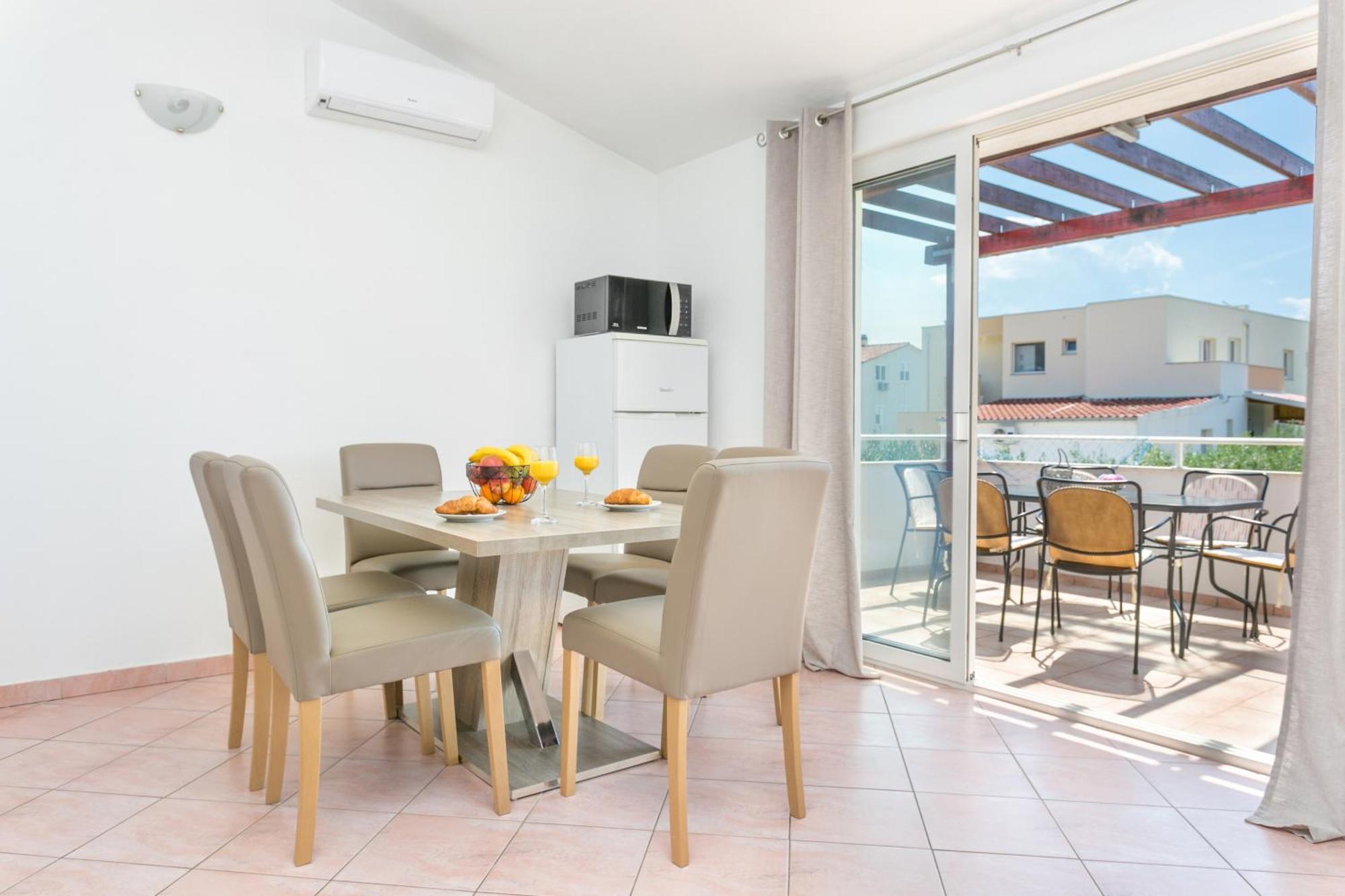 Apartments With A Parking Space Kastel Stafilic, Kastela - 20843 Room photo